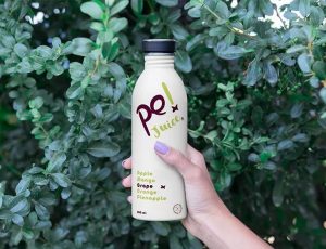 [01]手持果汁饮料瓶Mockup产品包装展示样机